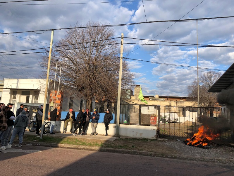 Trabajadores de la obra de Salud protestaron por falta de pago